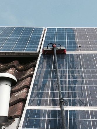 Solar-panel-cleaning-roof